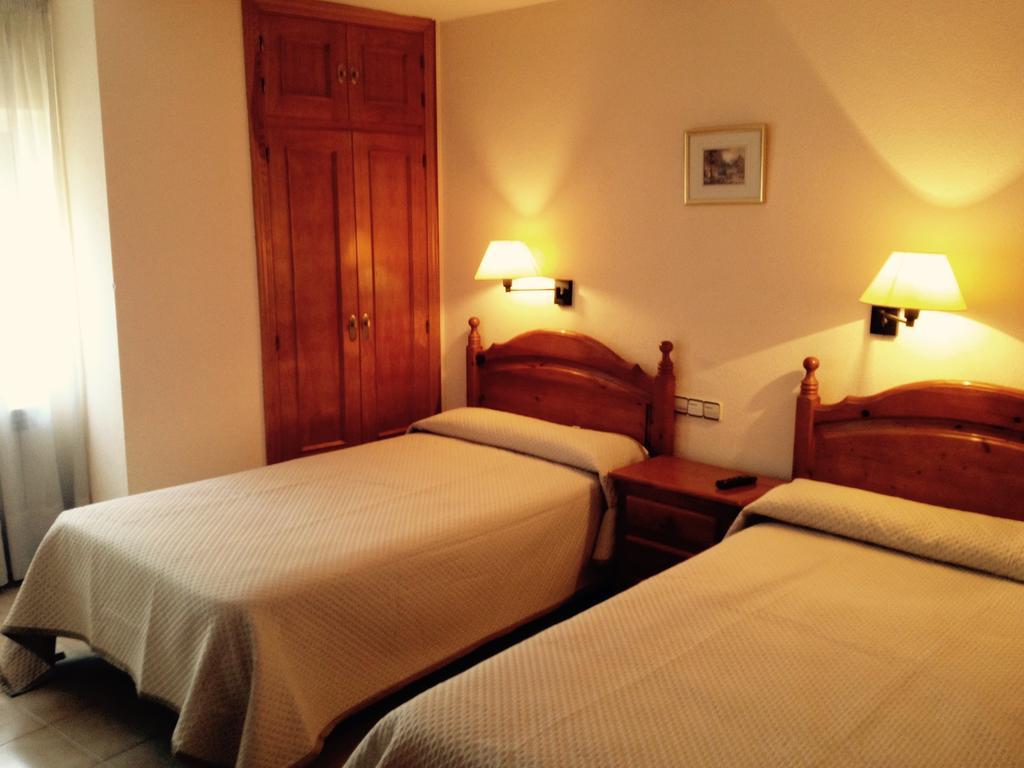 Hostal Nicolas เมดีนาเชลี ห้อง รูปภาพ
